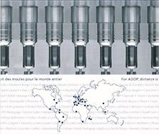 Des bouteilles alignées au-dessus d'une carte du monde avec des marqueurs en pointillés et du texte en français, suggérant une distribution mondiale