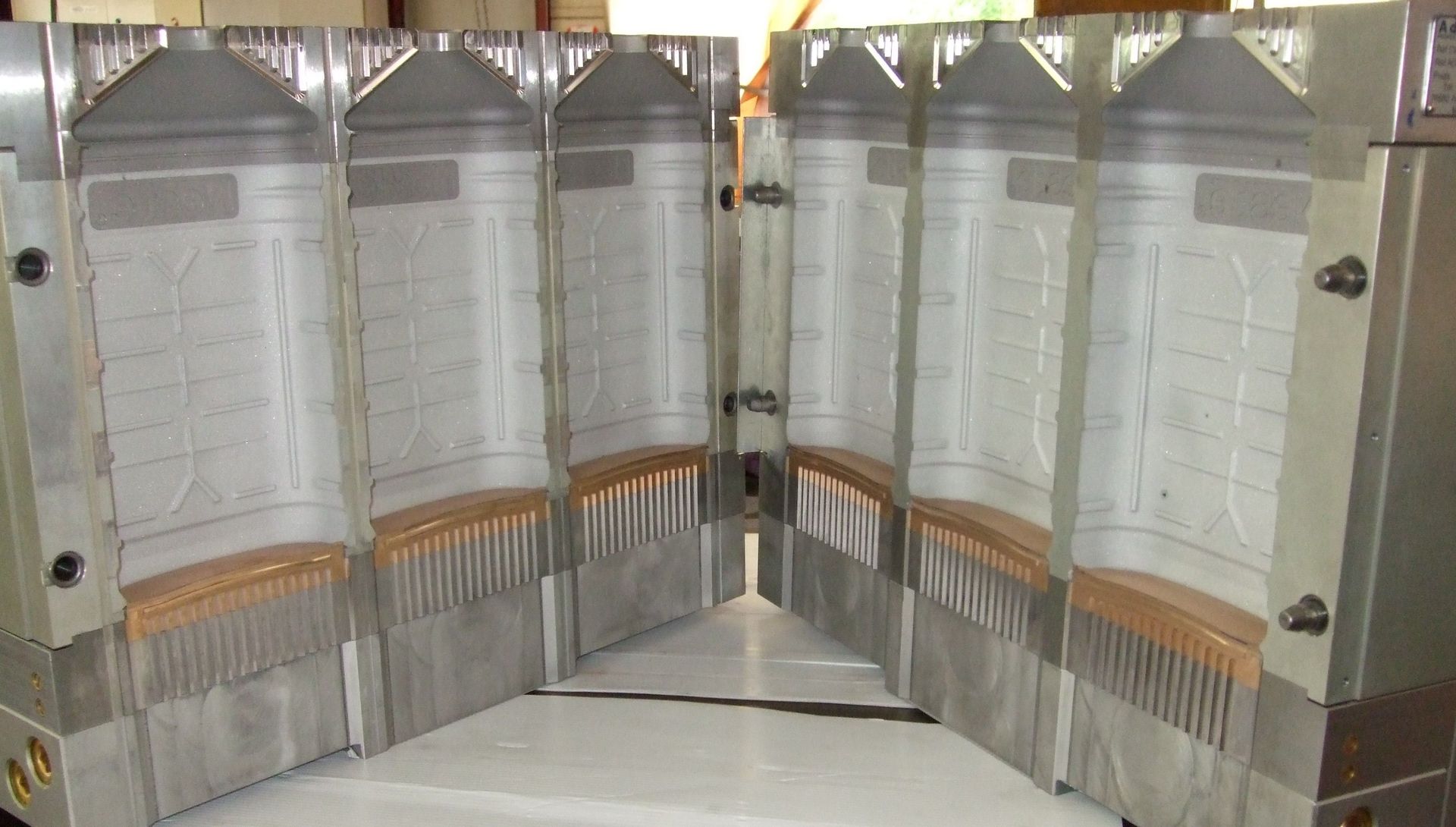 Panneaux filtrants industriels de type accordéon dans un boîtier à cadre métallique, vus en rangée