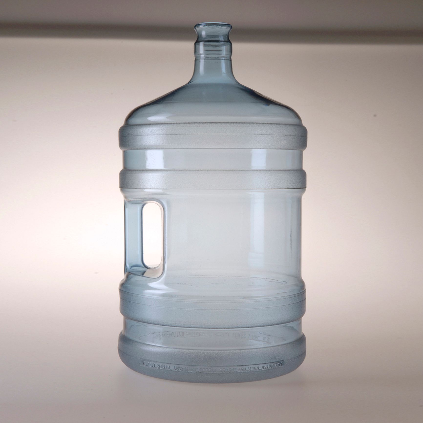 Bouteille d'eau en plastique transparent sur fond uni