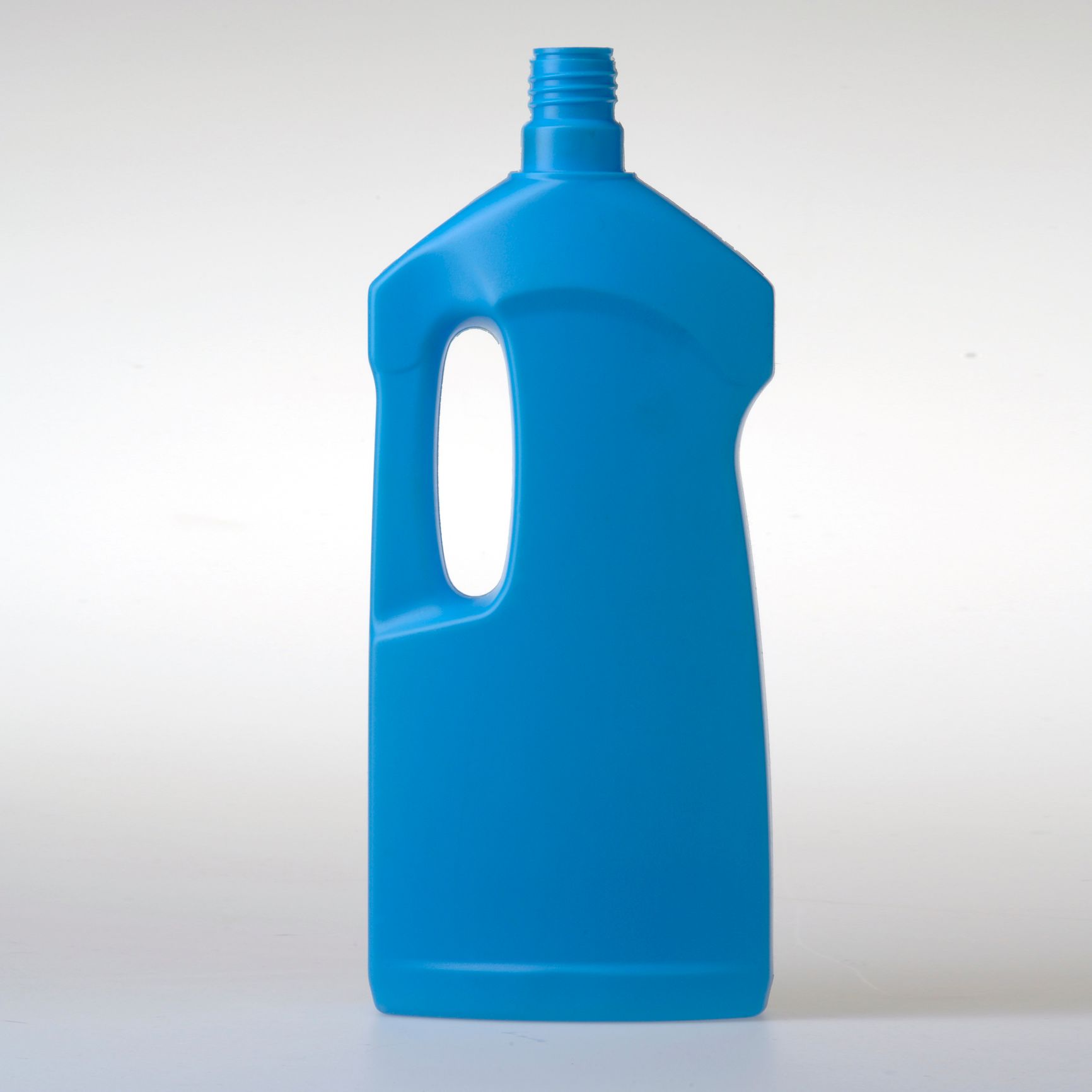 Bouteille de détergent en plastique bleu avec poignée et bouchon à vis sur fond blanc