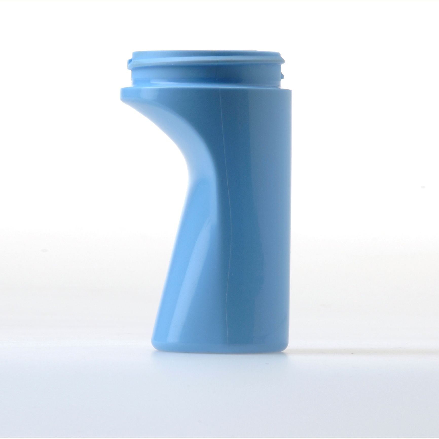 Bouteille en plastique bleue avec un goulot fileté ouvert sur fond blanc
