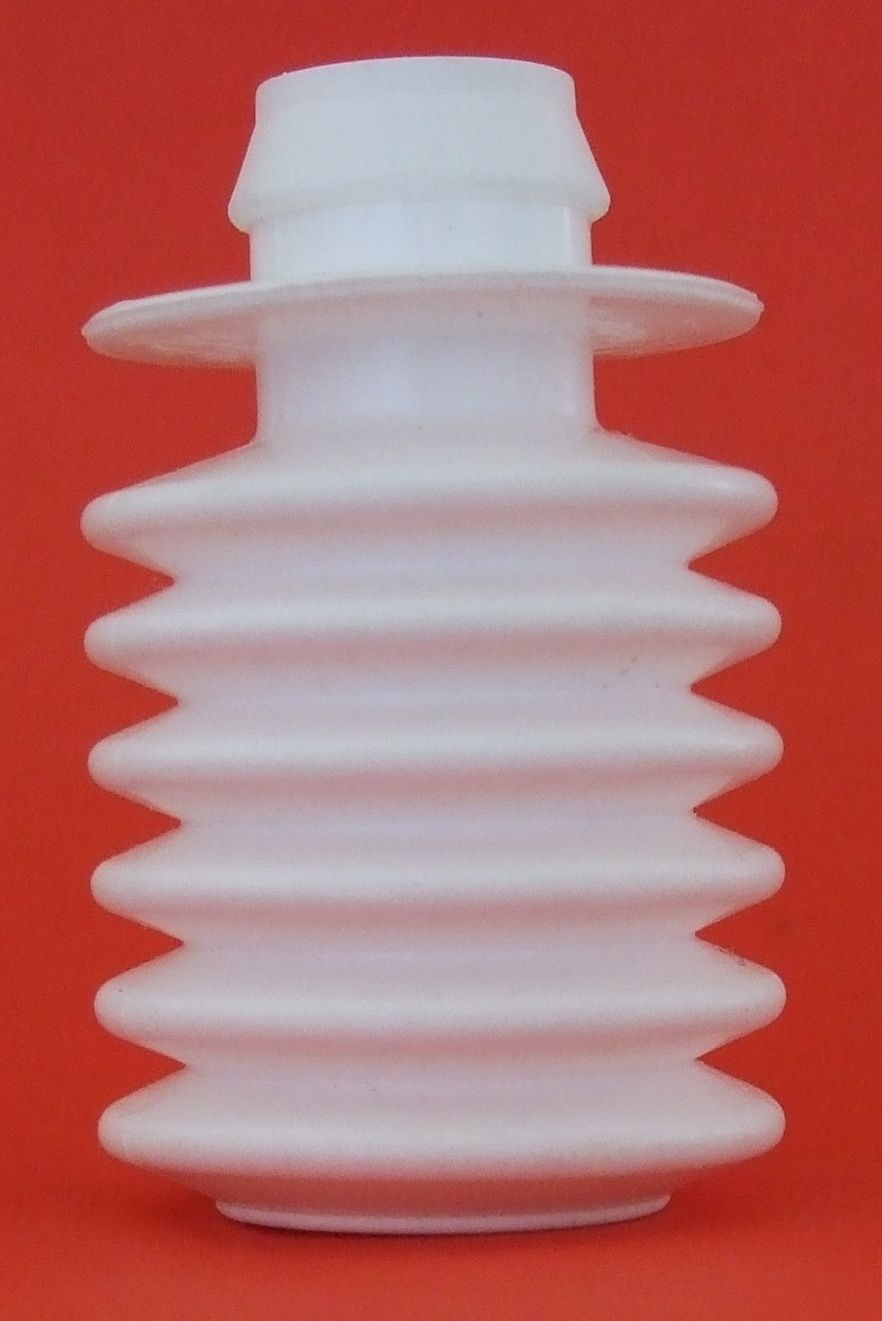 Bouteille pliable en silicone blanc avec sections nervurées sur fond rouge