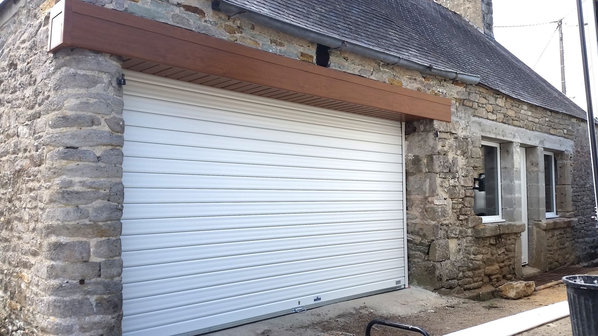 Porte de garage enroulable blanche