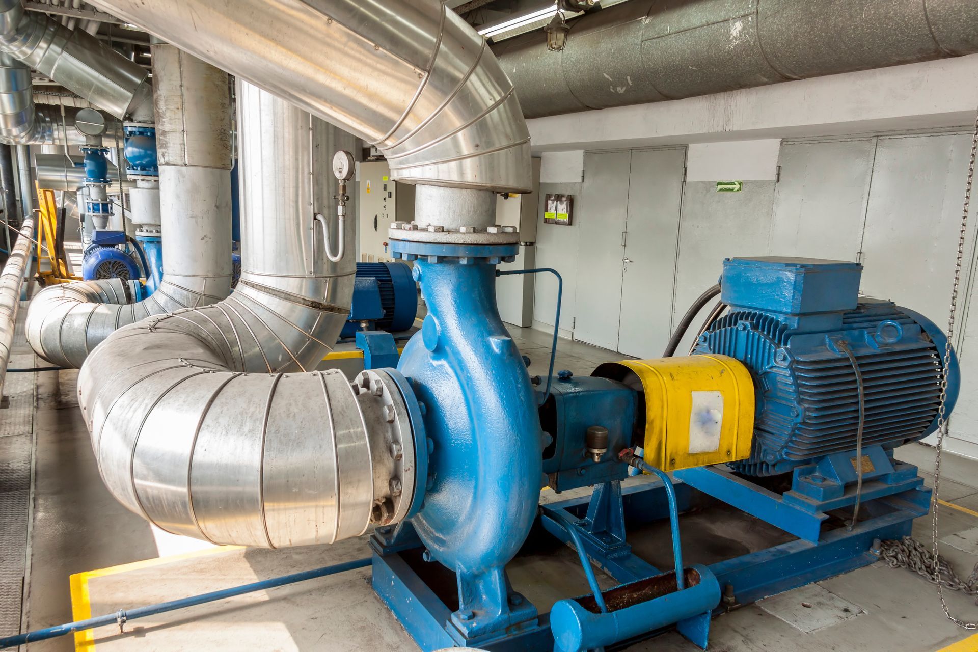 Pompes industrielles bleues et jaunes
