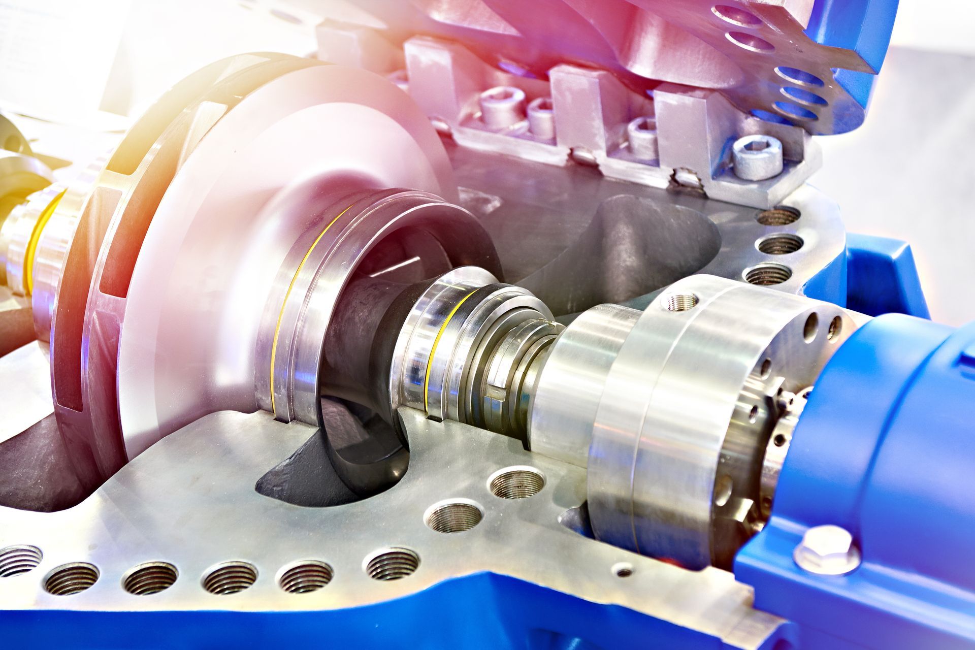 Vue en coupe d'une pompe industrielle bleue, révélant ses composants internes : turbine, arbre et carter.