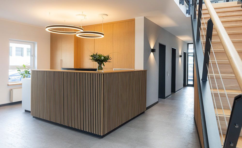 Eine Rezeption in einem Flur neben einer Treppe.