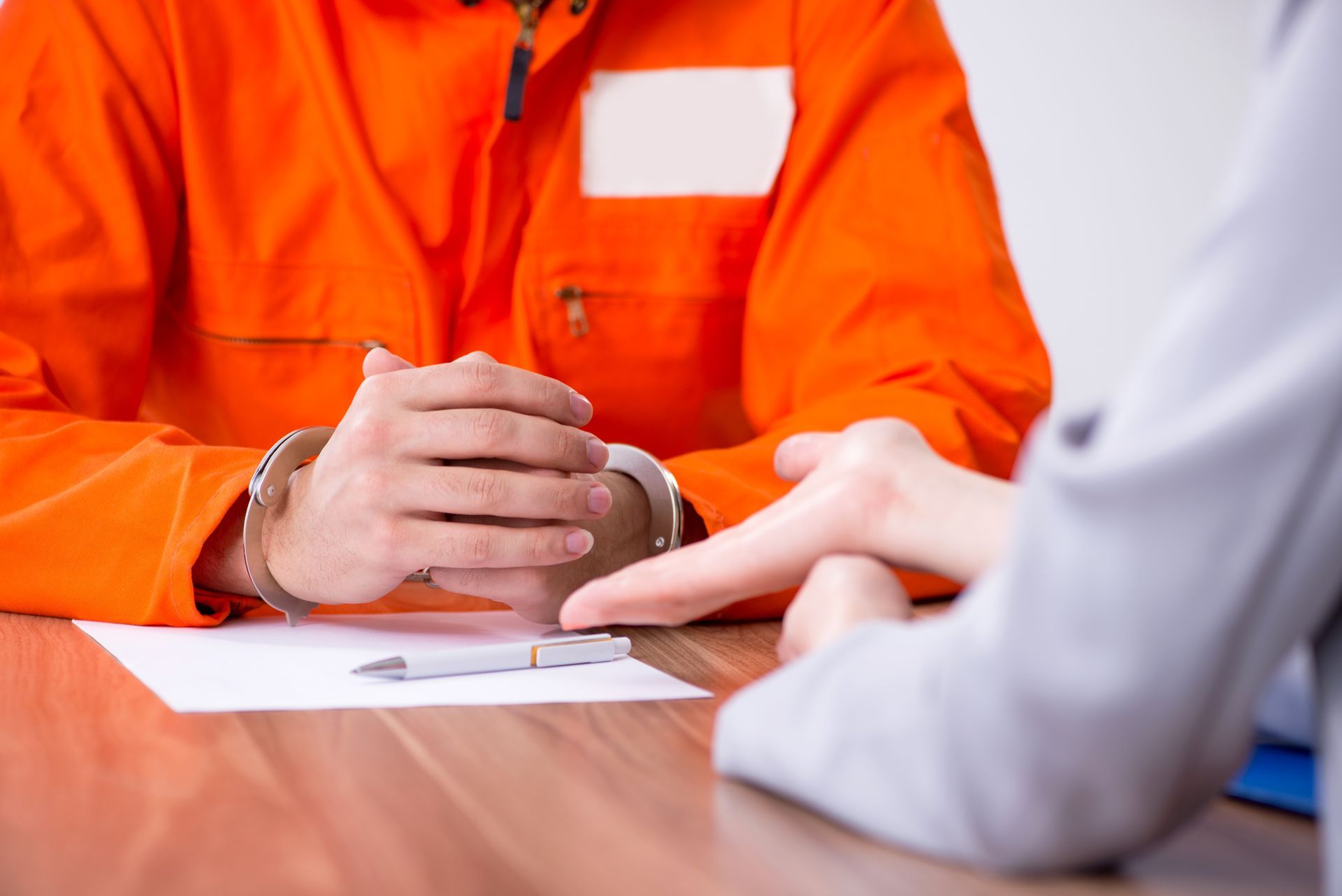 Entretien juridique avec un détenu dans un cadre pénal