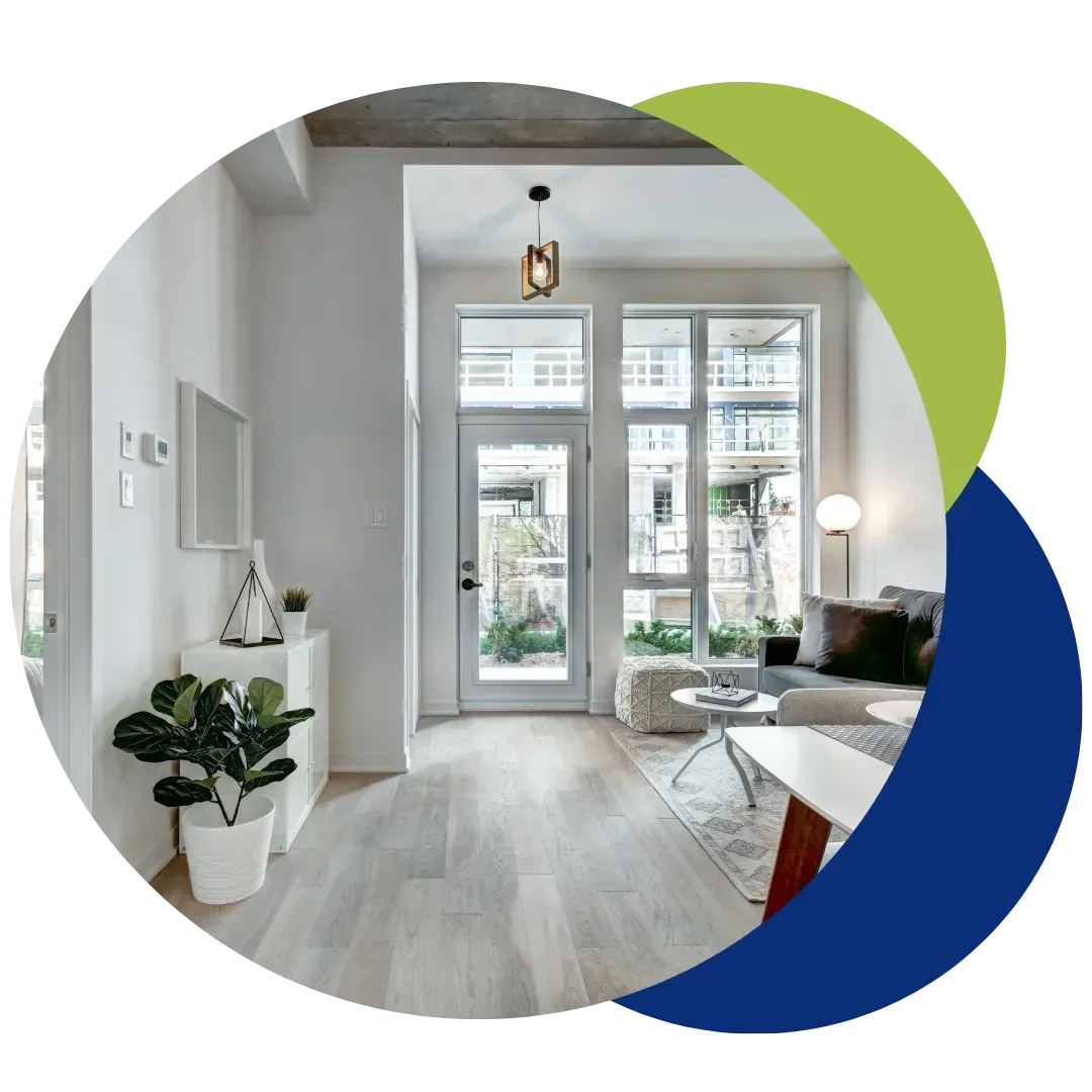 Interior de un apartamento luminoso, con los logotipos de Airbnb, Booking.com y Vrbo superpuestos.