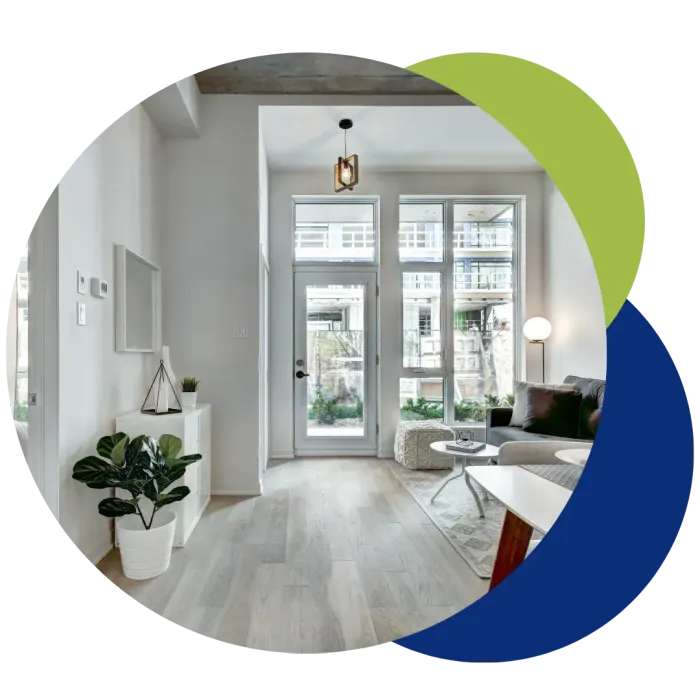 Interior de un apartamento luminoso, con los logotipos de Airbnb, Booking.com y Vrbo superpuestos.