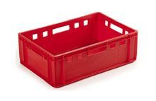 Eine rote Plastikkiste mit Löchern auf einem weißen Hintergrund.