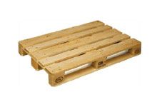 Eine Holzpalette steht auf einer weißen Oberfläche.