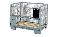 Auf einer Palette steht ein Metallkäfig mit Holzboden.