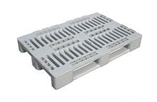 Eine weiße Kunststoffpalette mit Löchern auf einem weißen Hintergrund.