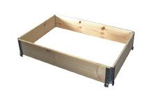 Eine Holzkiste mit einer weißen Oberfläche darin auf einem weißen Hintergrund.