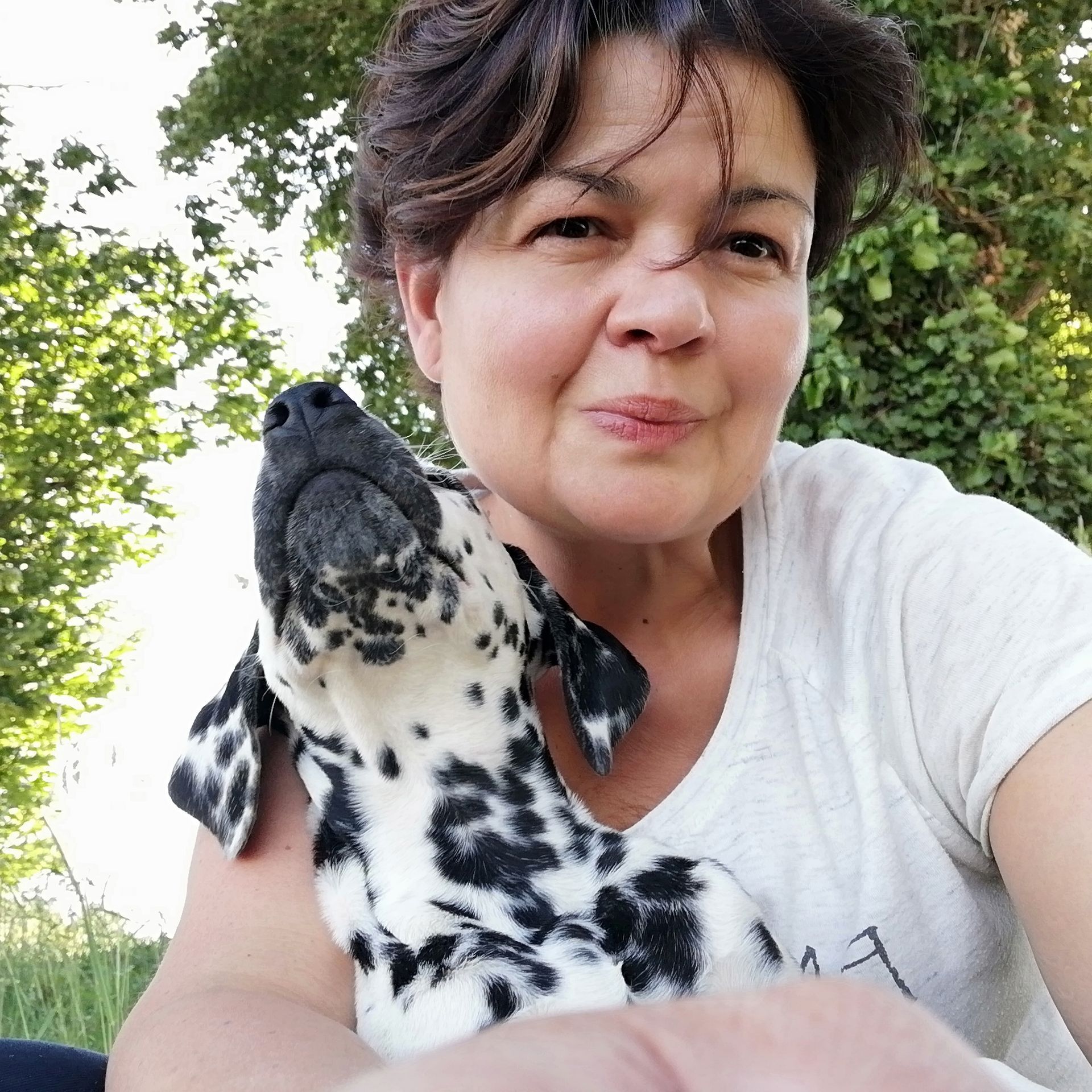 Éleveuse du domaine et son jeune dalmatien