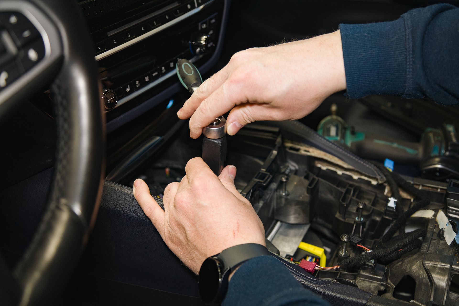 Mains qui changent une pièce dans une voiture