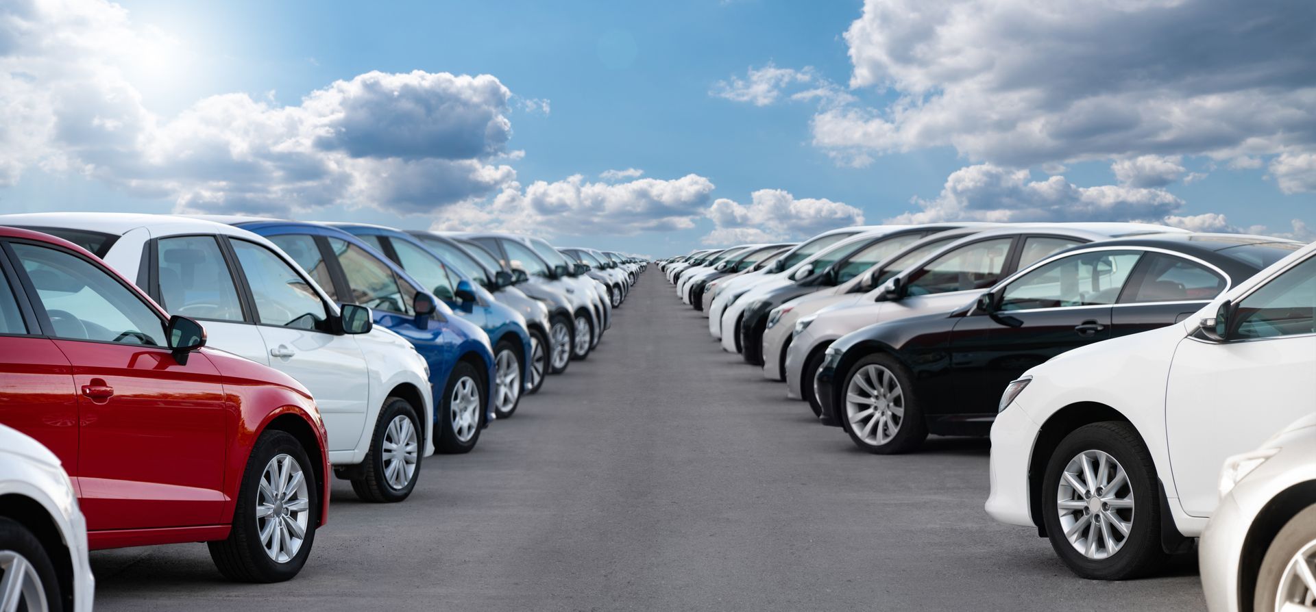 Voitures garées sur un parking