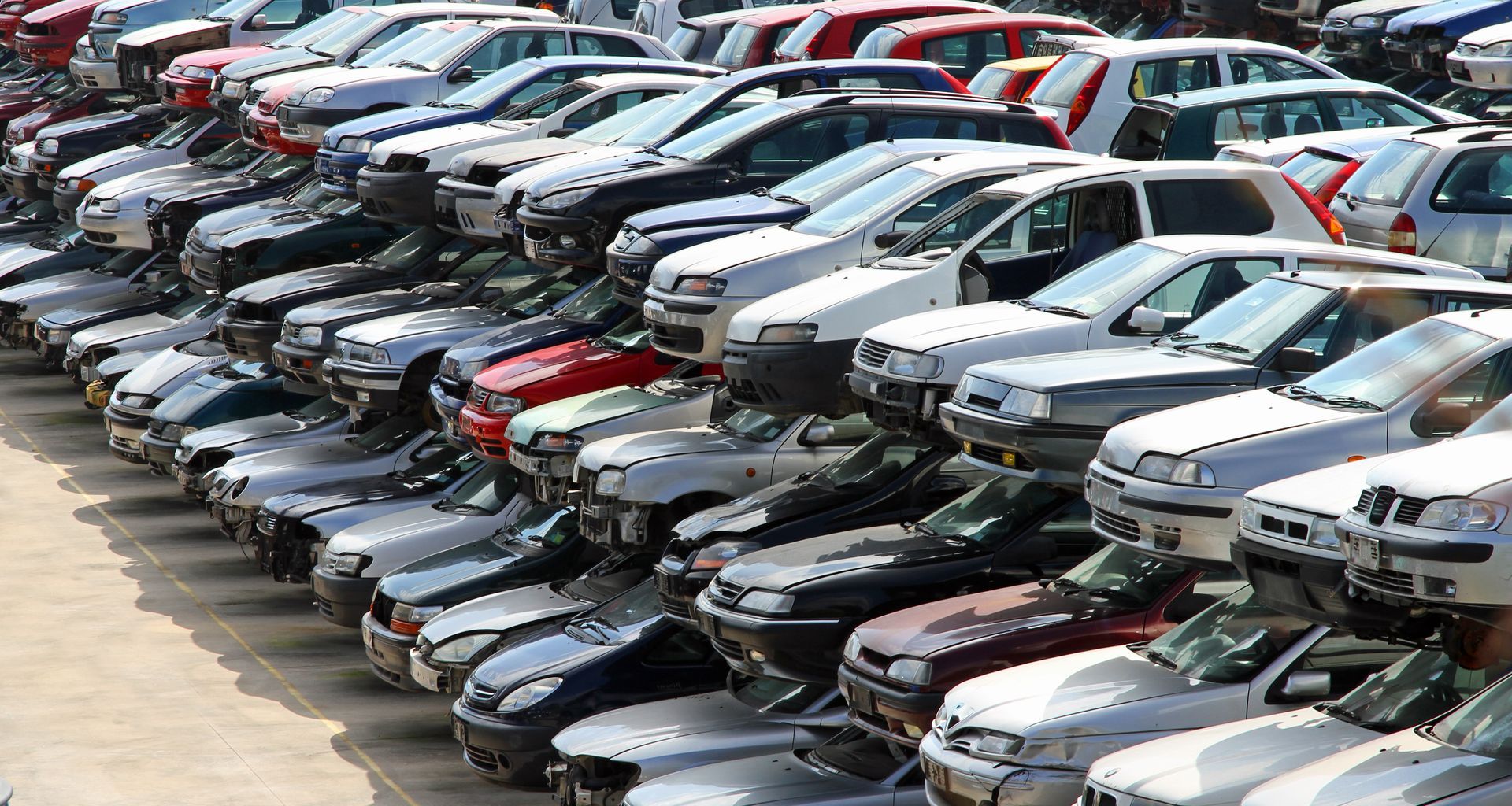 Voitures entreposées dans une casse auto