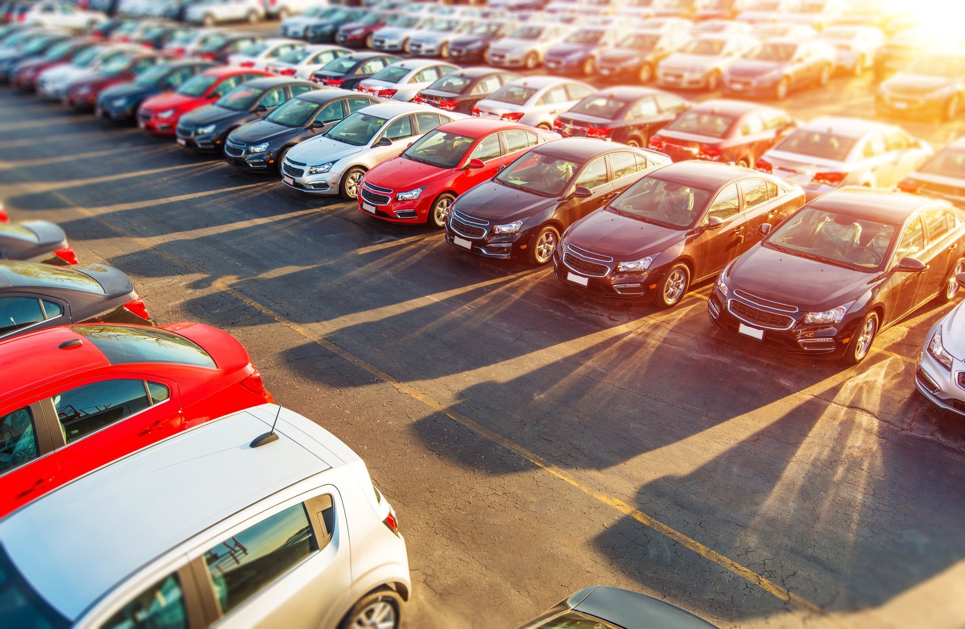 De nombreuses voitures garées sur un parking