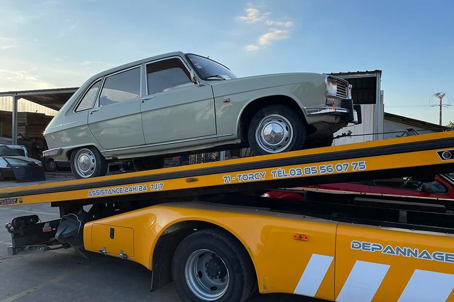 Voiture ancienne sur une dépanneuse