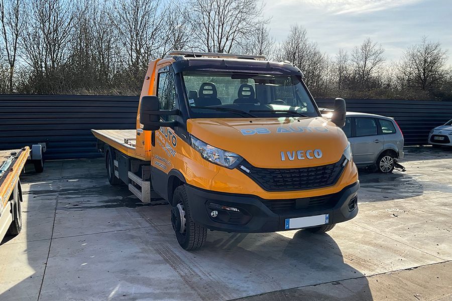 Camion de dépannage avec un plateau
