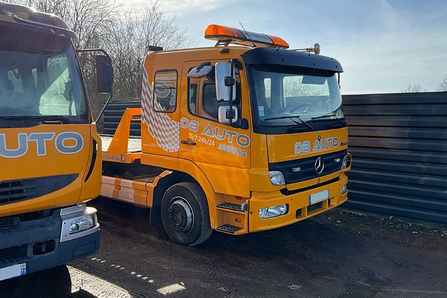 Un camion de dépannage jaune
