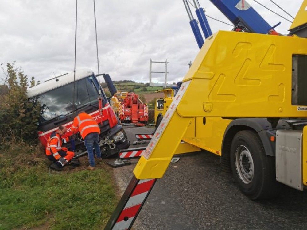 Dépannage d'un poids lourd accidenté par une dépanneuse jaune