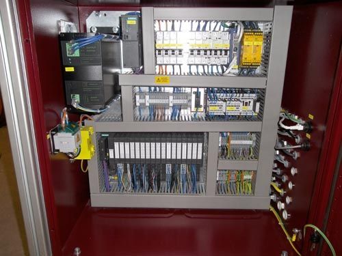 Offener industrieller Schaltschrank mit Leitungen, Leistungsschaltern und modularen Komponenten innen