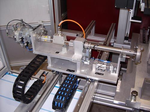 Industriemaschinen mit horizontaler Metallkonstruktion und Kabelschienen auf Aluminiumrahmen montiert