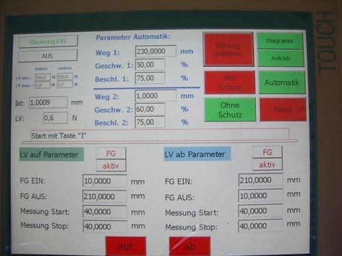 Industrielles Touchscreen-Bedienfeld zur Anzeige von automatisierten Parametern, Bewegungseinstellungen und Statusanzeigen.