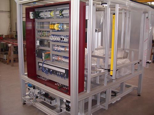 Schaltschrank mit elektrischen Komponenten, montiert auf industrieller Metallrahmenstation in Werkstatt