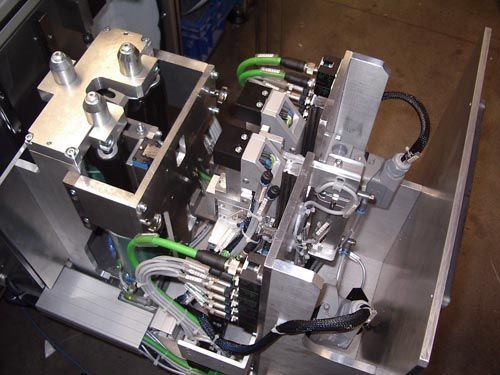 Draufsicht Industriemaschinen mit Metallkomponenten, Hydraulikschläuchen und elektrischer Verkabelung im Rahmen