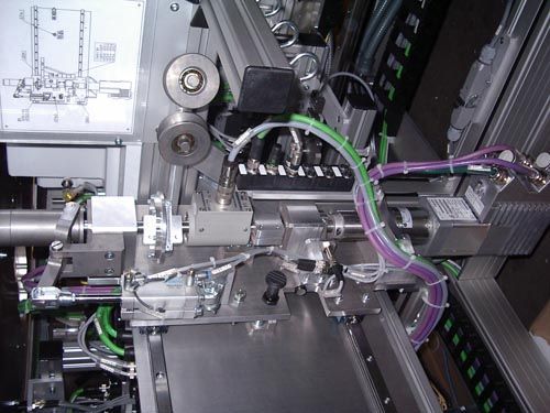 Nahaufnahme Industriemaschine mit metallischen Bauteilen, Schläuchen und Kabeln stabil montiert