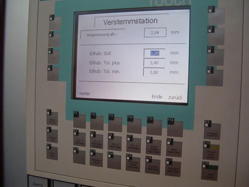 Nahaufnahme eines Maschinenbedienfelds mit Bildschirm zeigt deutsche technische Einstellungen klar