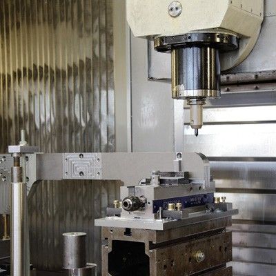 Nahaufnahme einer Metallfräsmaschine mit einer Spindel,