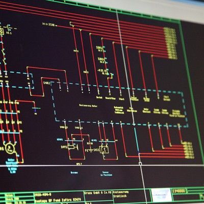 Ein digitales Schaltbild mit gelben, roten und weißen Linien auf dunklem Hintergrund,