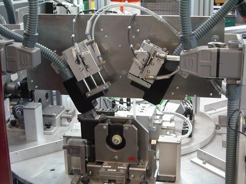 Industriemaschinenstation mit zwei schrägen pneumatischen Zuführungen über großer zentraler Montageplattform