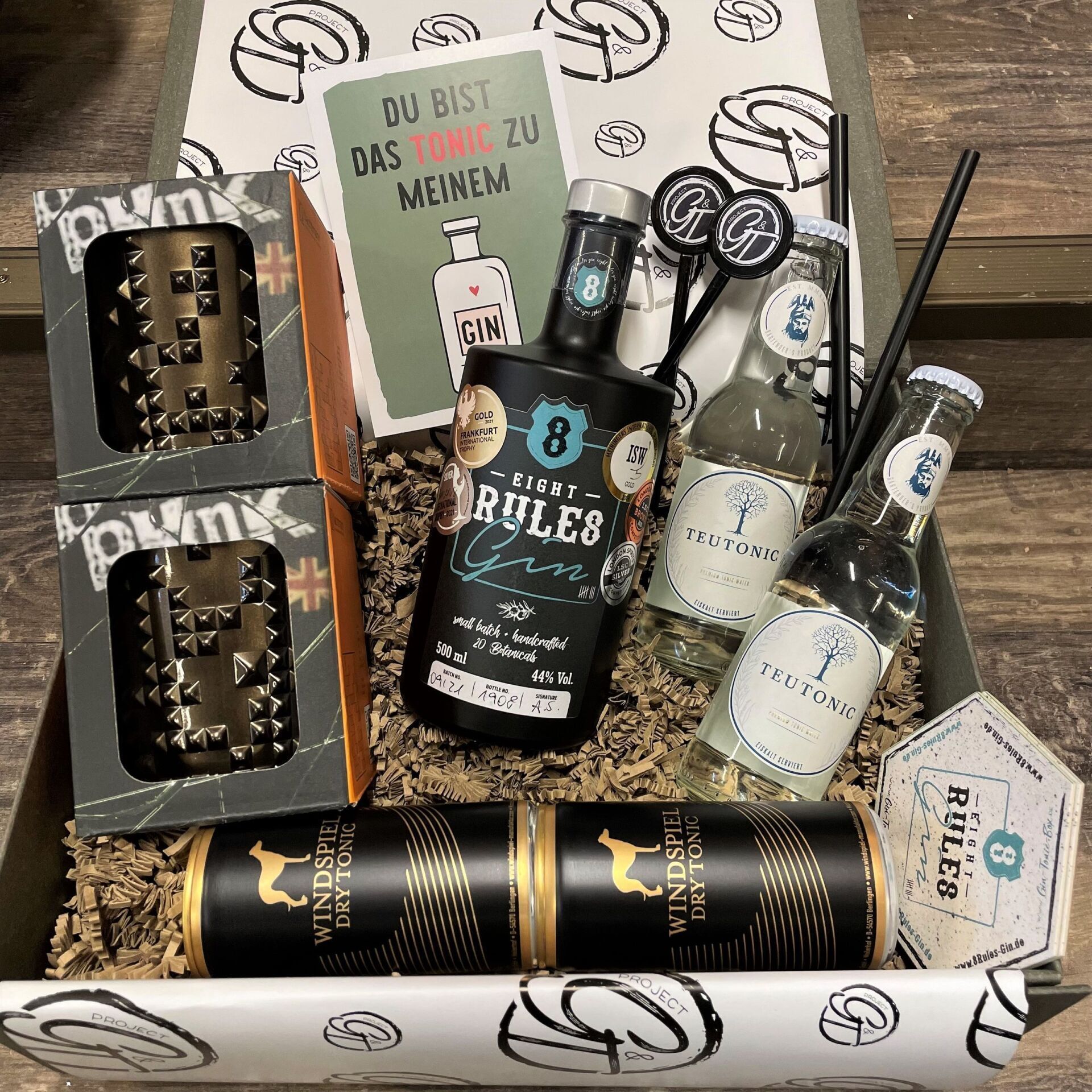 Geschenke Deko Geschenkebox mit Gin-Artikeln