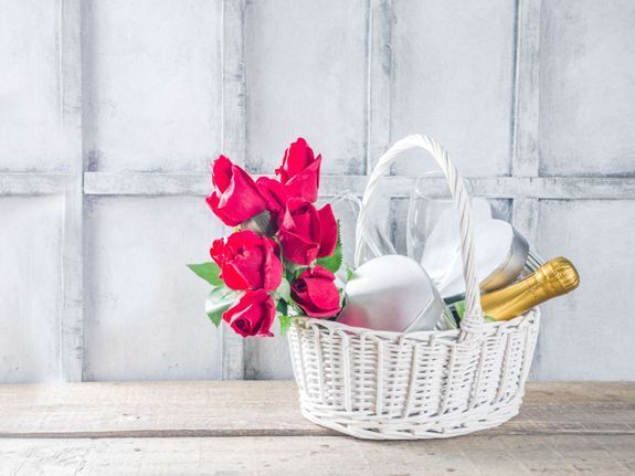 Geschenke Deko Picknick Korb in weiß mit Blumen Geschenken und Sekt