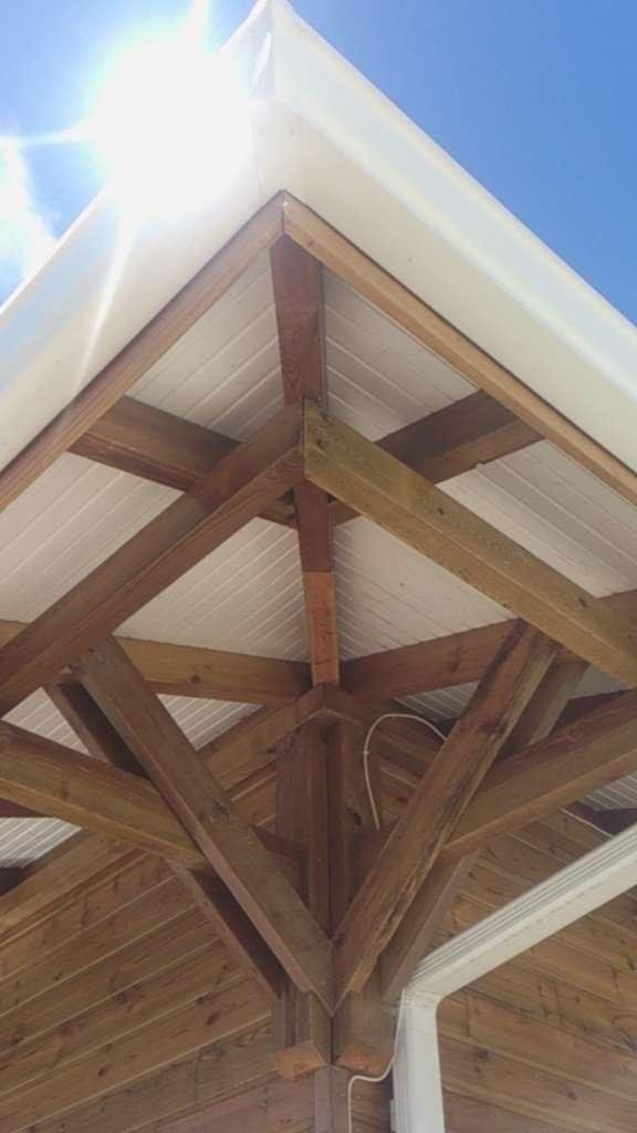 Karaib'Charpente :Coin de charpente avec jambes de force apparente