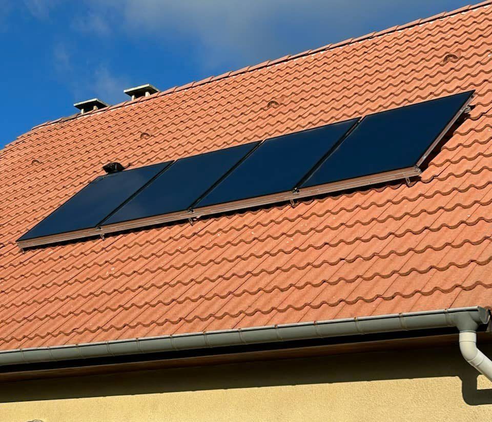 Panneaux thermiques sur un toit en tuiles.