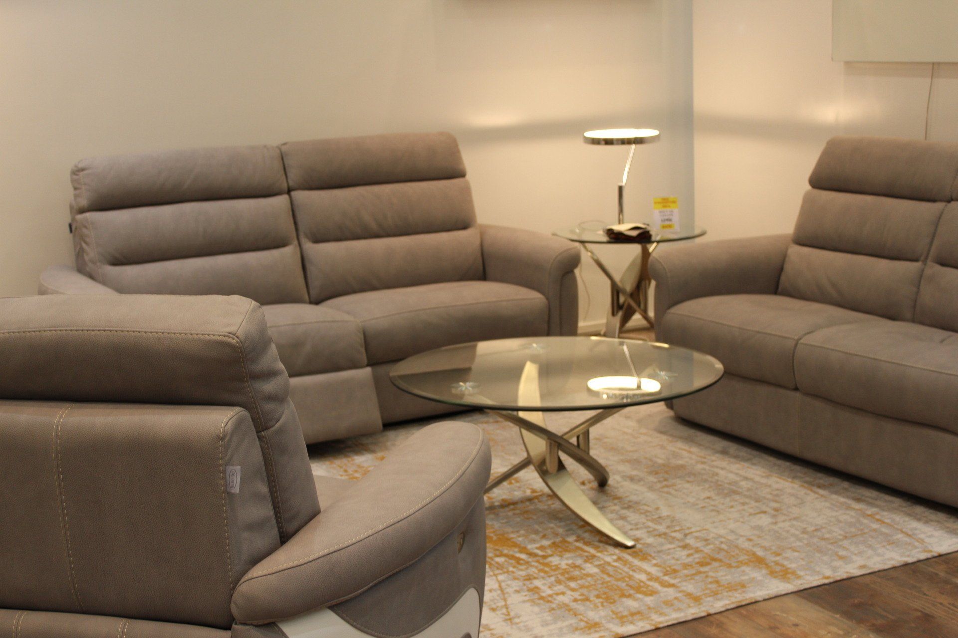 Table basse en verre et ovale sur tapis