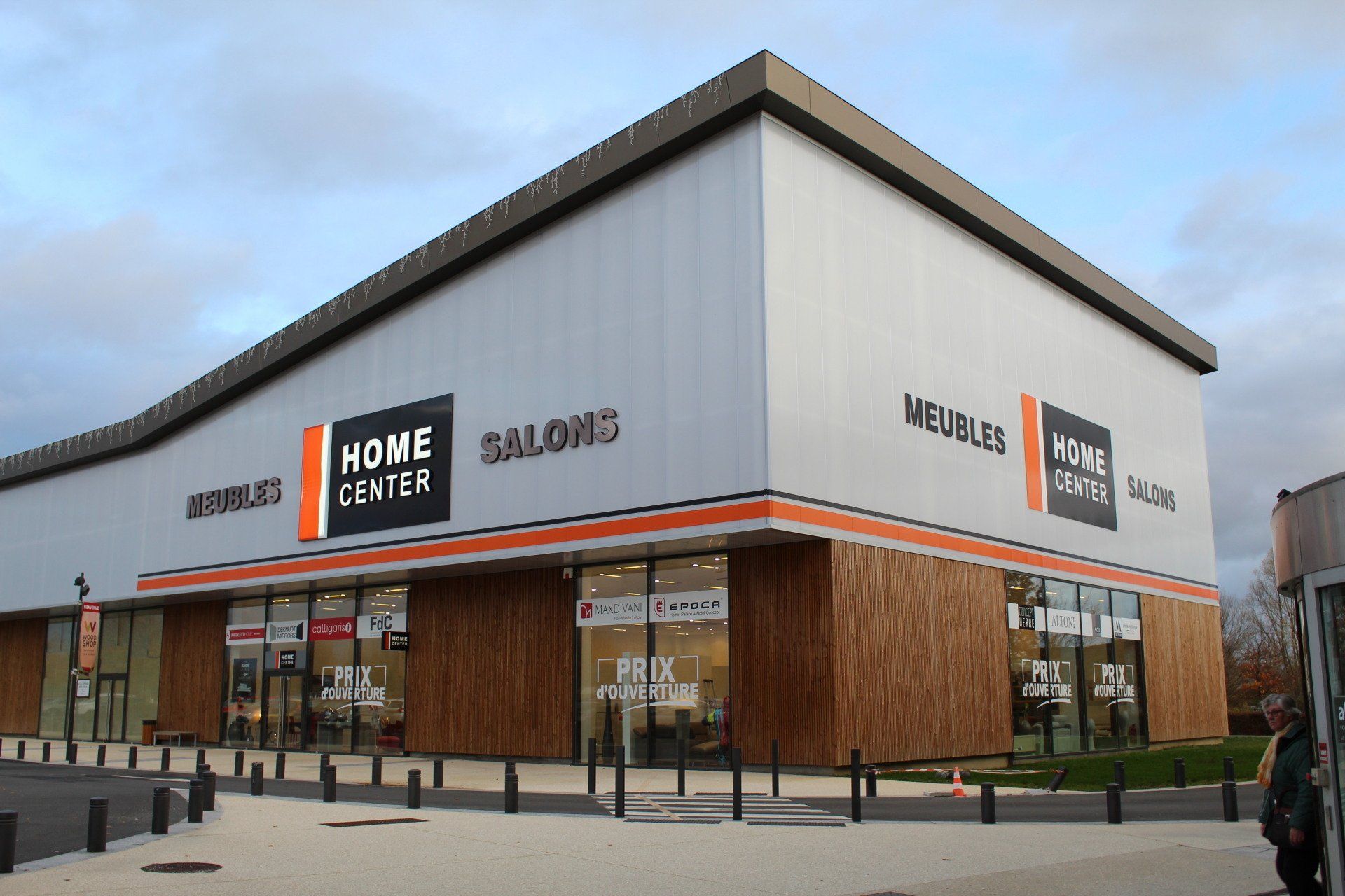 Magasin HOME CENTER CESSON en bois et bardage blanc
