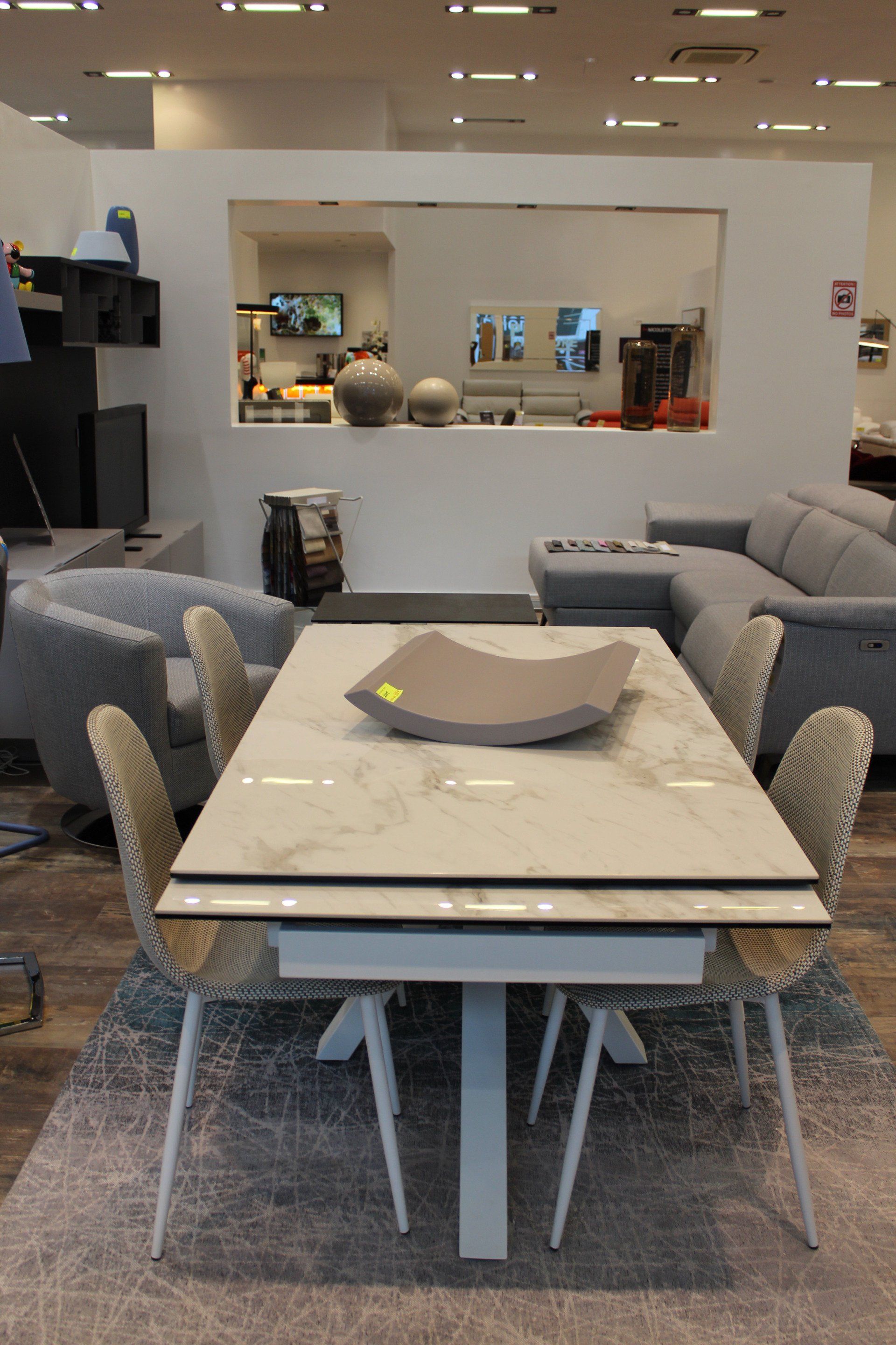 Table en céramique avec quatre chaises