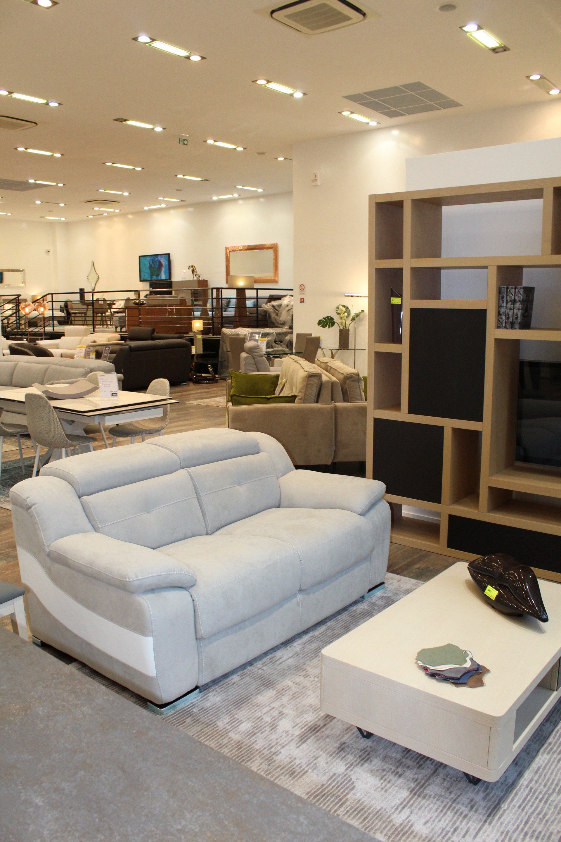 Canapé en velours gris à côté d'un meuble TV en bois