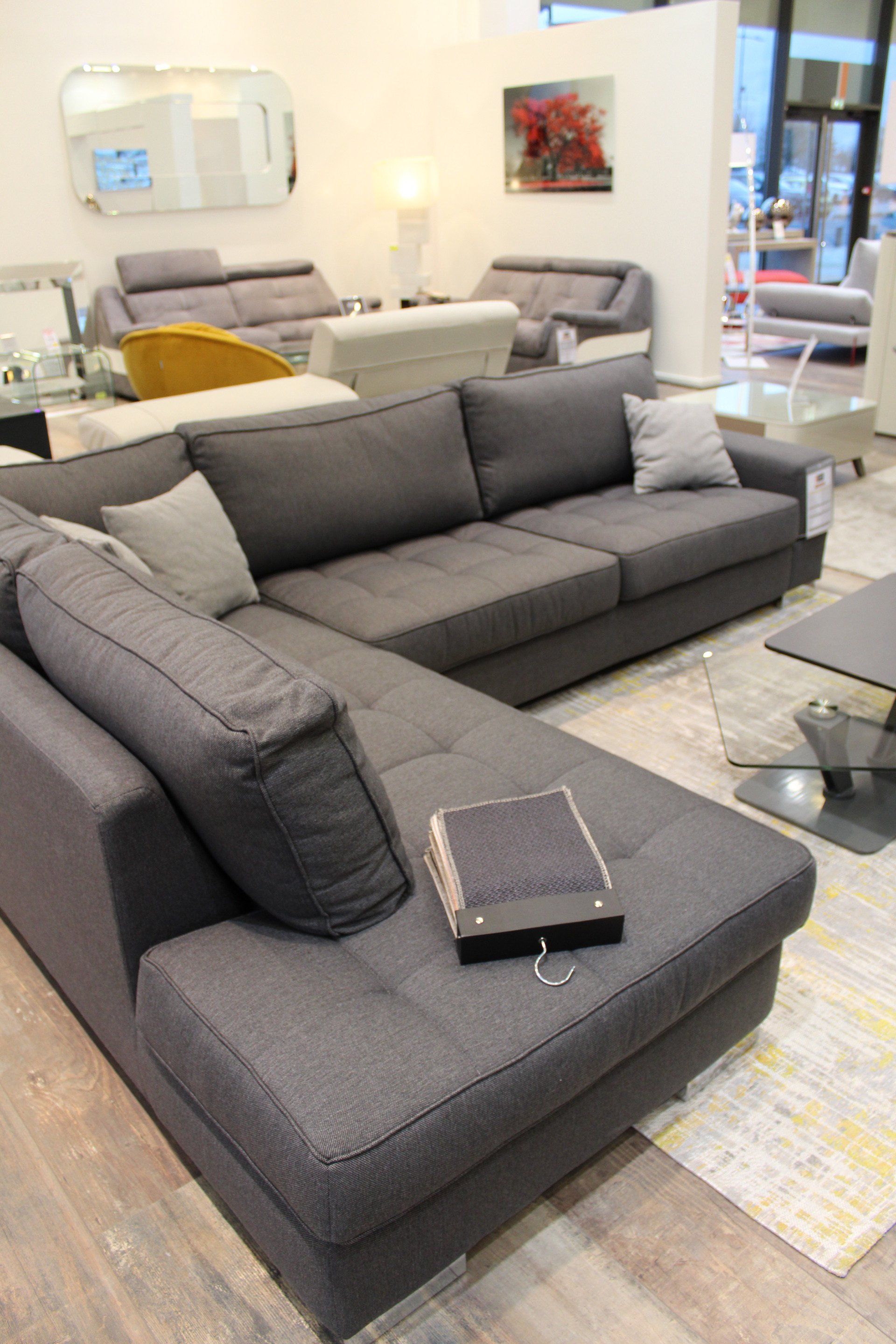 Canapé d'angle gris avec oreillers