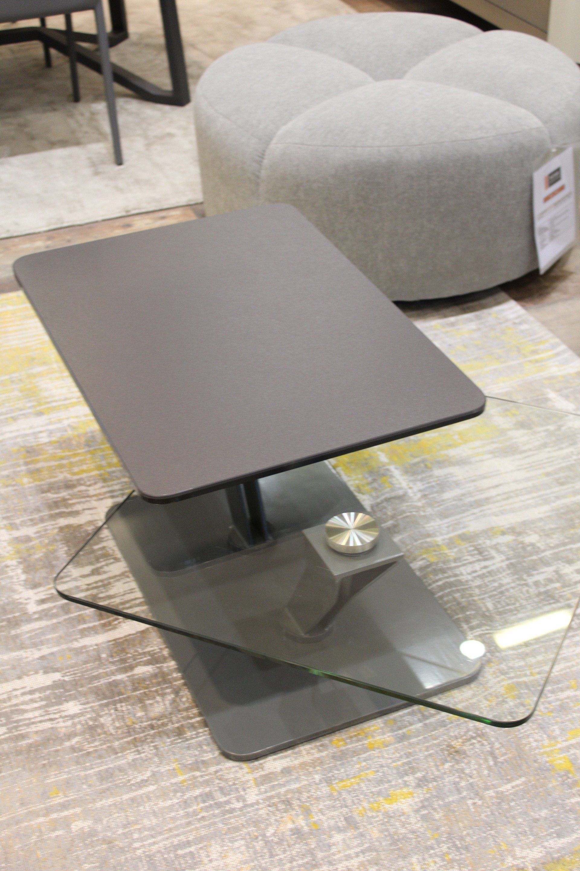 Table basse grise et noire