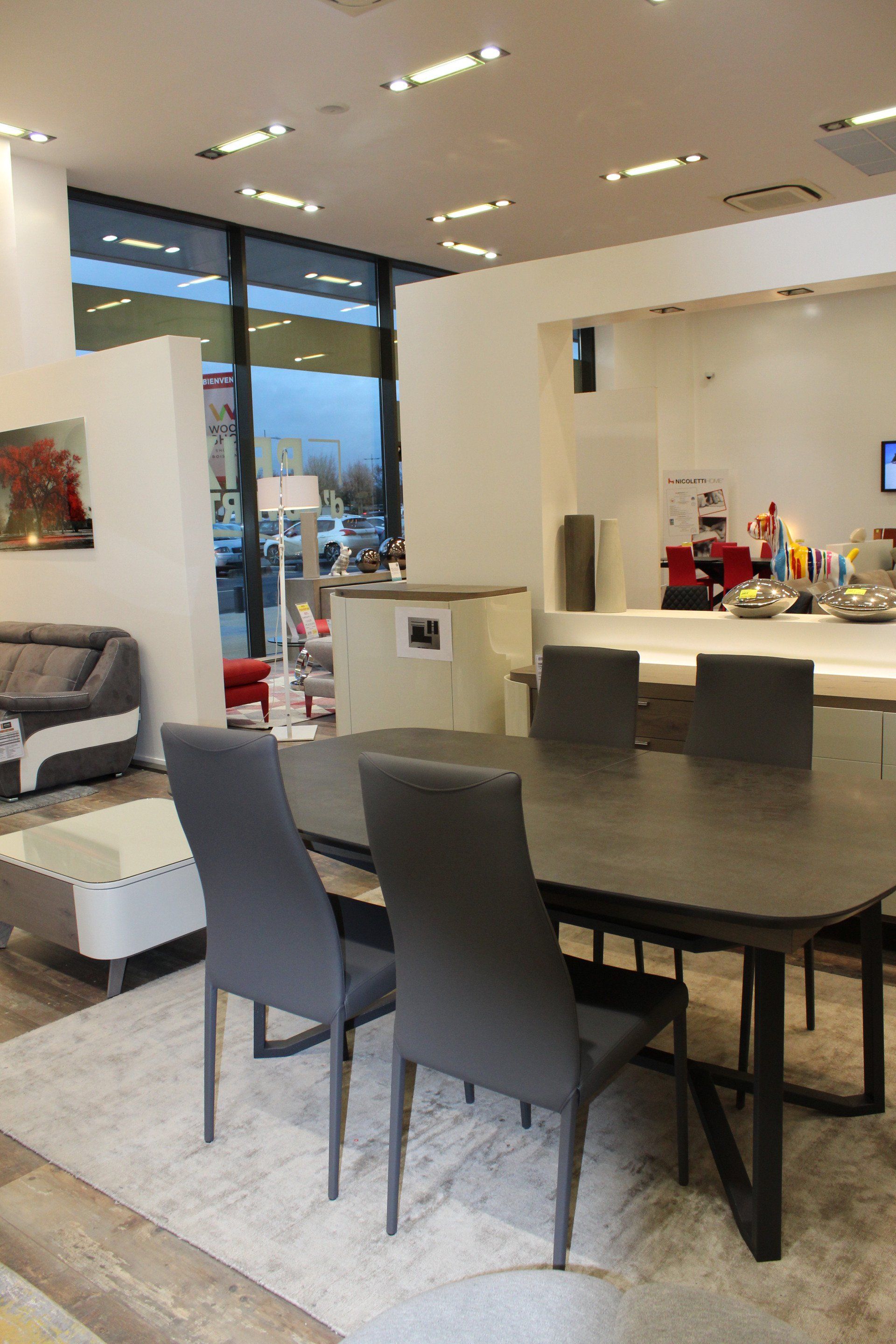 Table en céramique noir avec chaise en velours noir