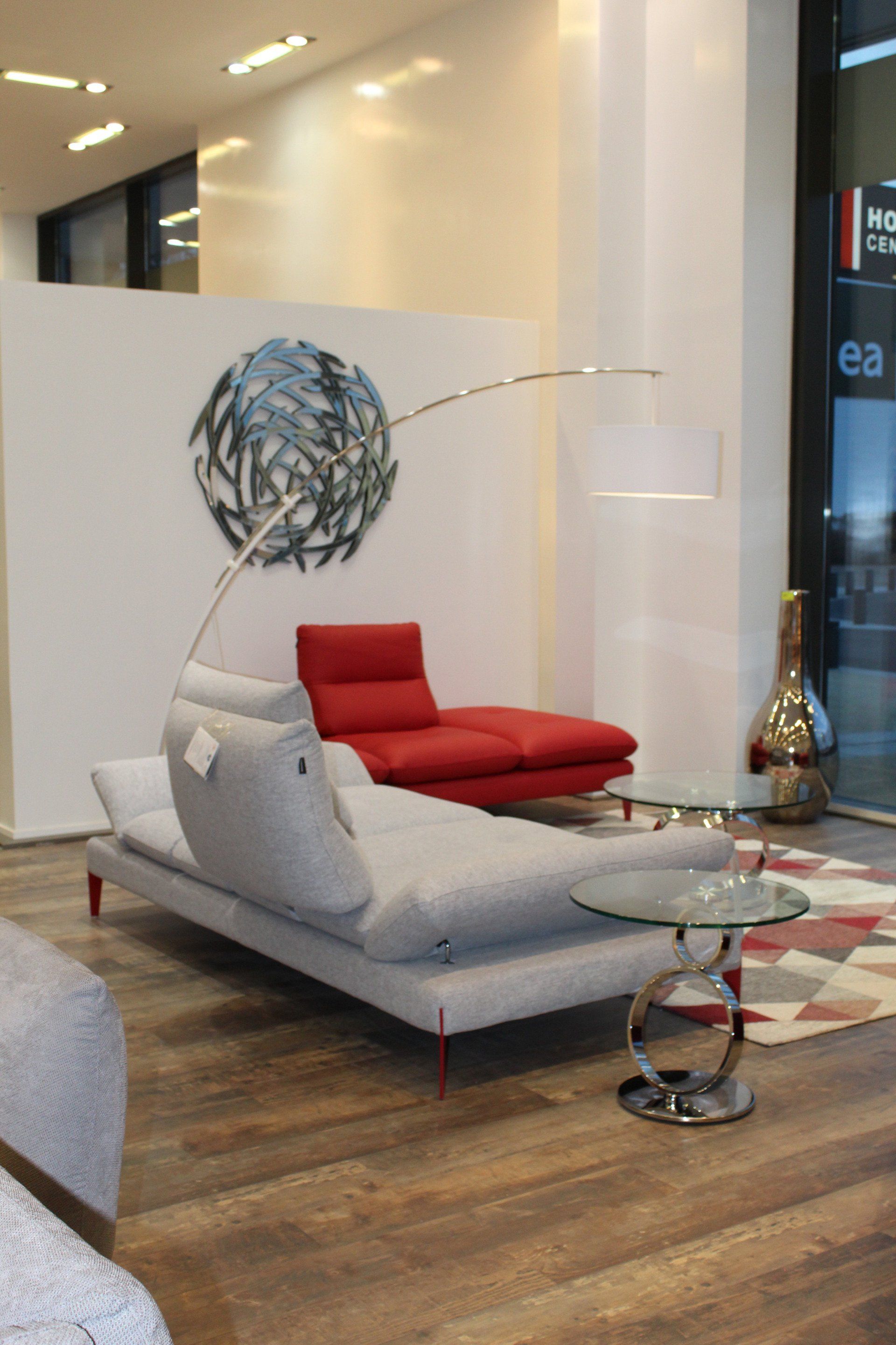 Canapé gris et canapé rouge