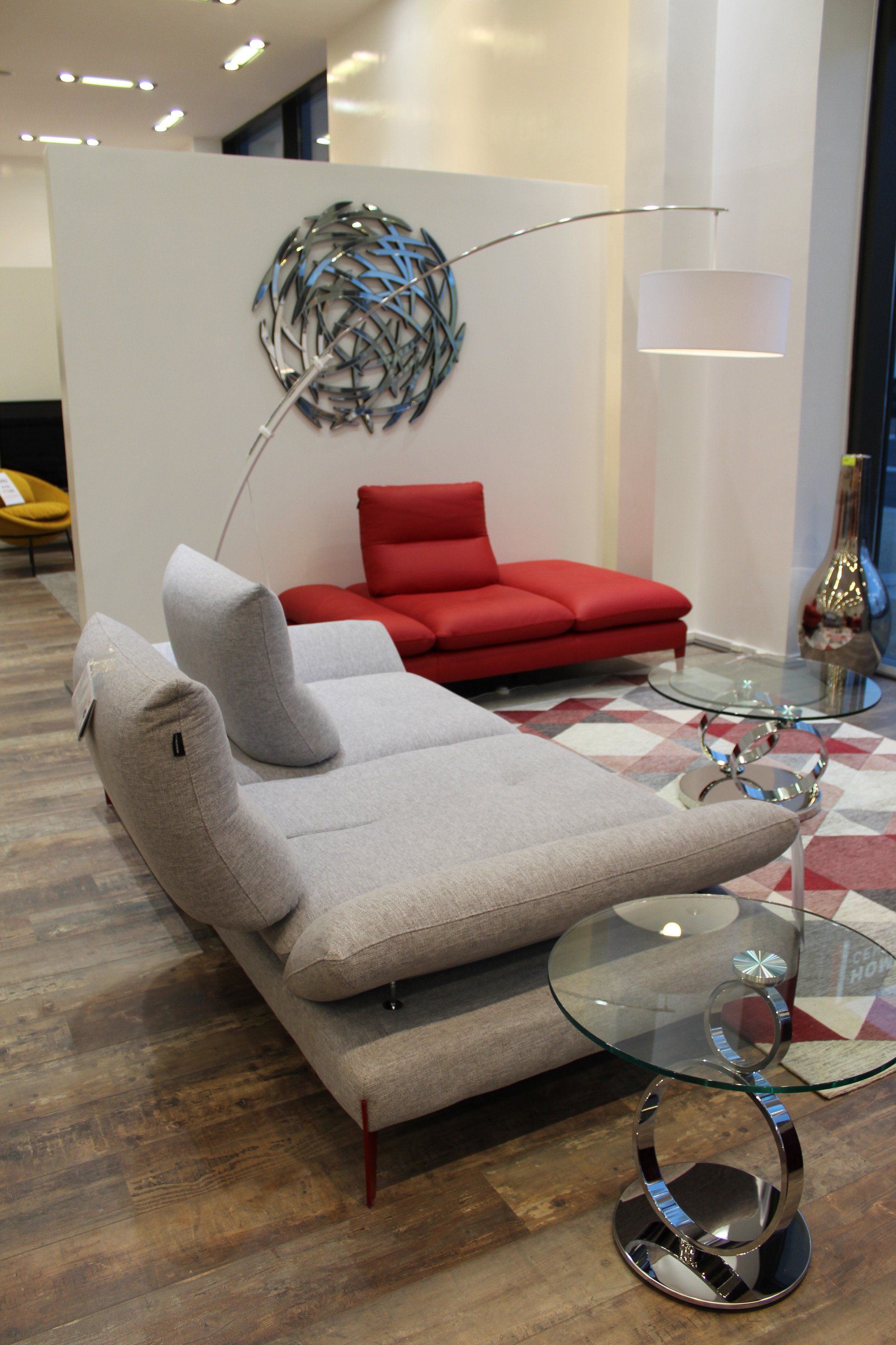 Canapé gris avec différentes tailles d'assises